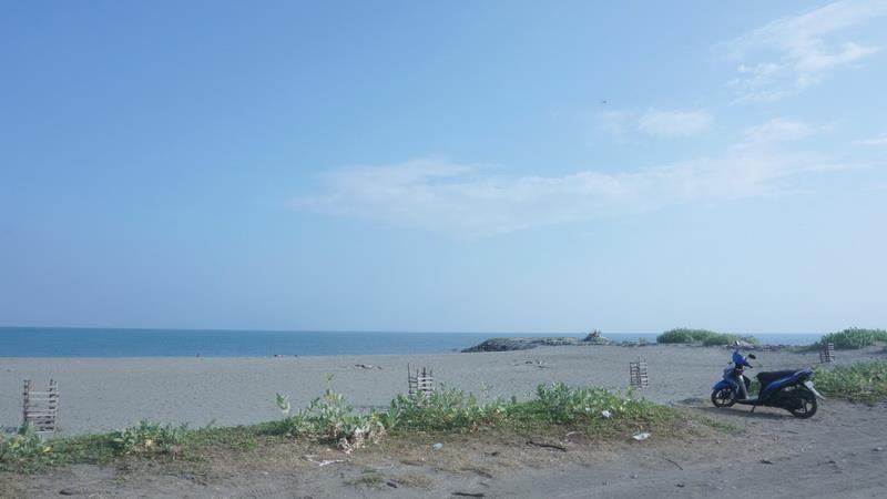 Alue Naga Beach (Pantai Alue Naga)