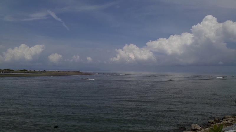 Alue Naga Beach (Pantai Alue Naga)